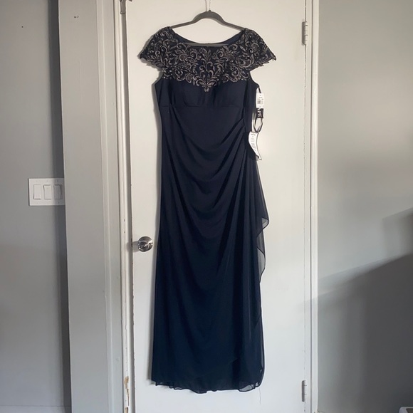 Xscape Gown - Picture 5 of 5